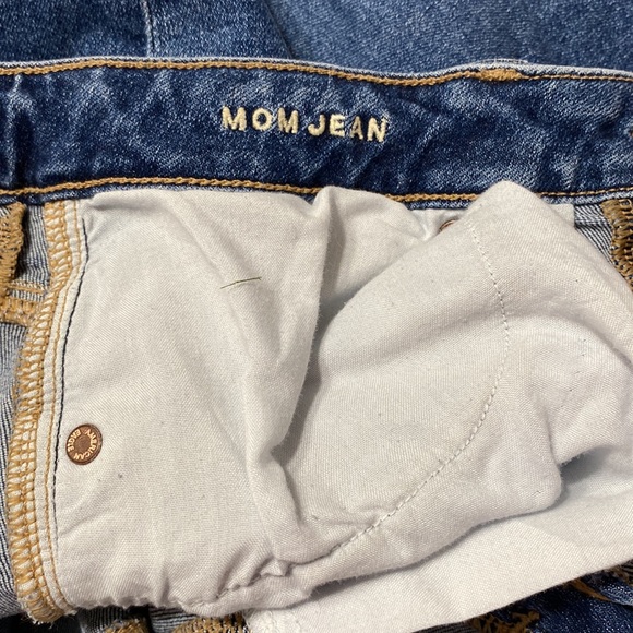 Women’s size 6 short American Eagle stretch mom Jean - Picture 5 of 5